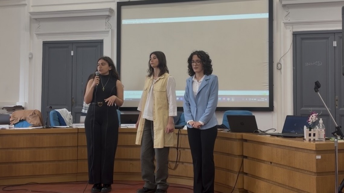 presentazione del lavoro delle studentesse alla finale