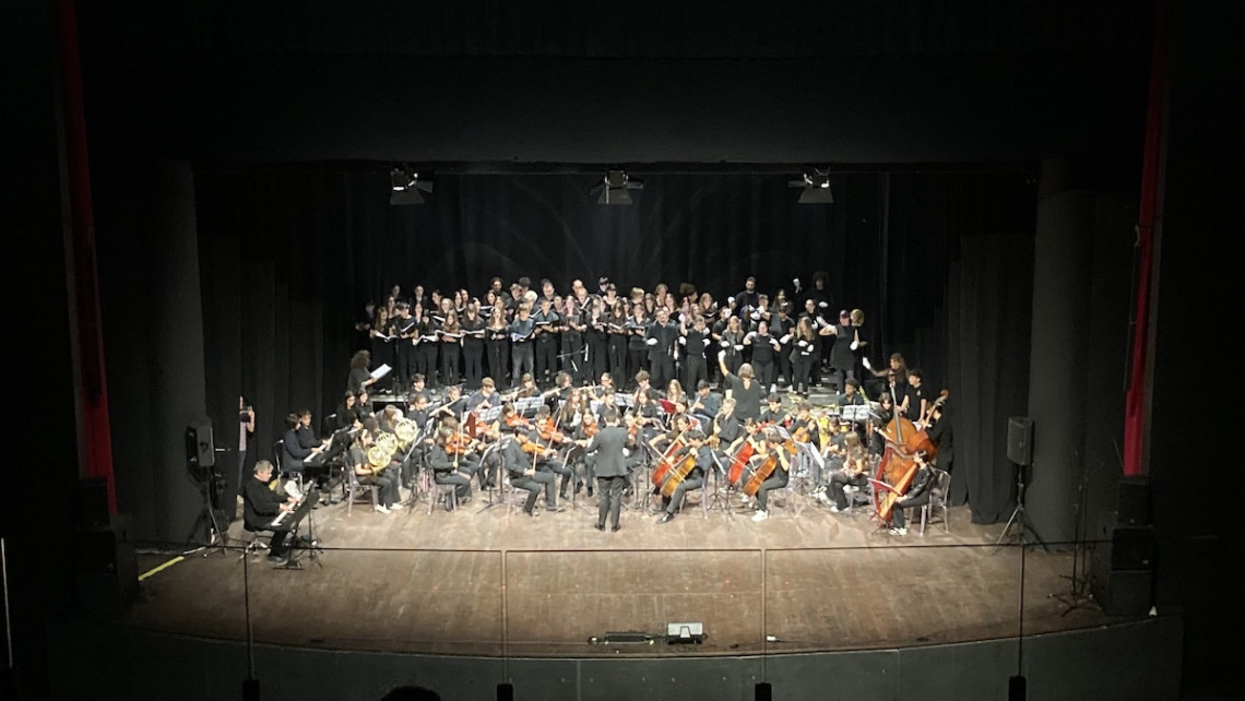 Foto palcoscenico coro e orchestra