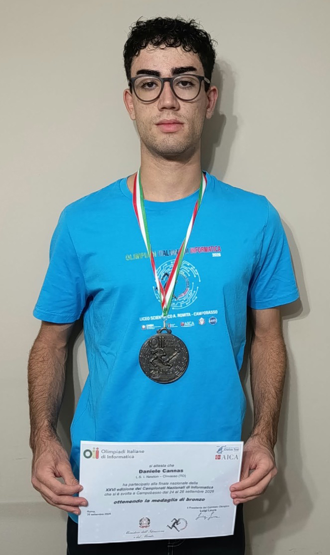 foto Daniele Cannas con la medaglia di bronzo e l'attestato